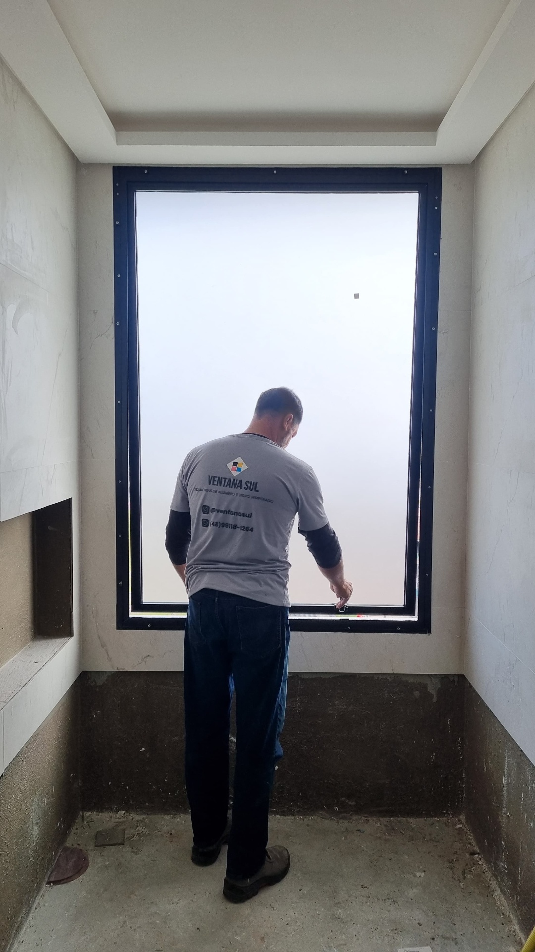 Instalação Milimétrica – Esquadria fixa de grande porte com fixação reforçada e acabamento perfeito.